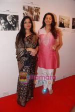 Juhi Chawla at Anupam Kher_s art exhibition in Bandra on 7th Sept 2010 (2).JPG